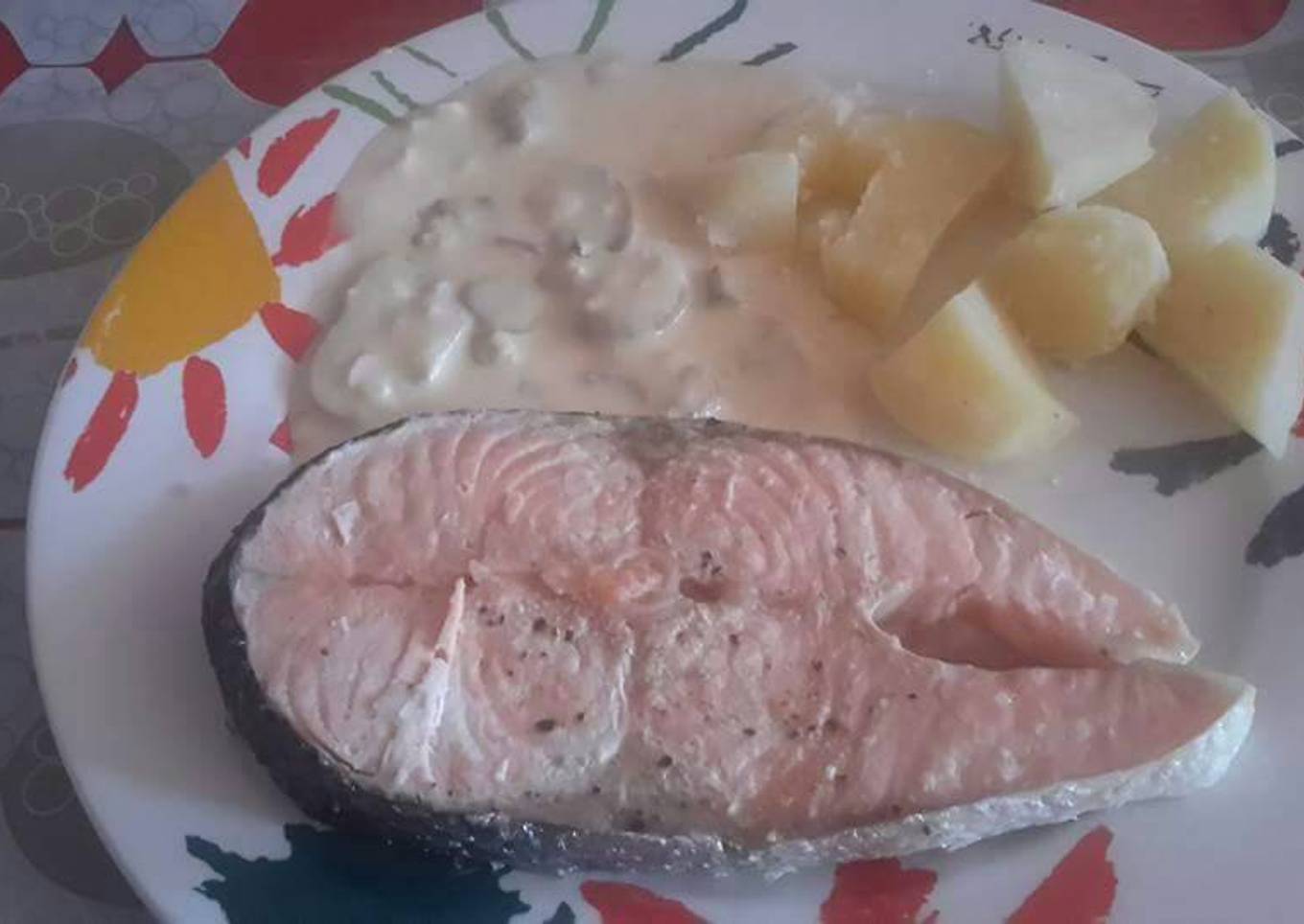 Salmón con salsa de champiñones y patatas