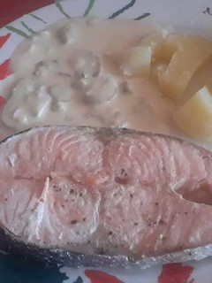 Una foto de Salmón con salsa de champiñones y patatas