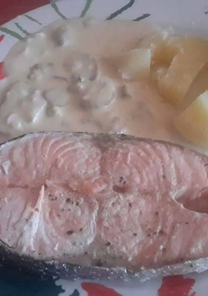 Una foto de Salmón con salsa de champiñones y patatas