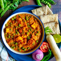 A picture of Matar Paneer.