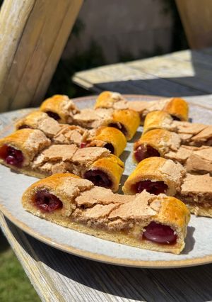 🍒 MENTES MEGGYES-DIÓS MACSKASZEM (GLUTÉN- ÉS LAKTÓZMENTES) recept fotója