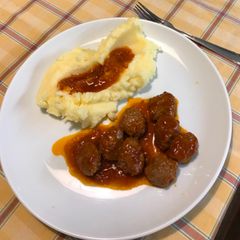 A picture of Spicy Meatballs in Tomato Sauce aka soutzoukakia.