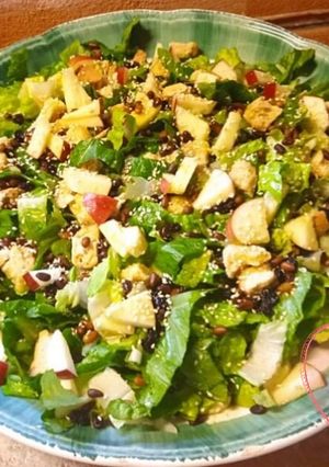 O poză a rețetei Salată verde cu măr și crutoane.