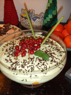 Una foto de Postre navideño con bizcochos de frambuesa y crema de mascarpone con té verde Matcha