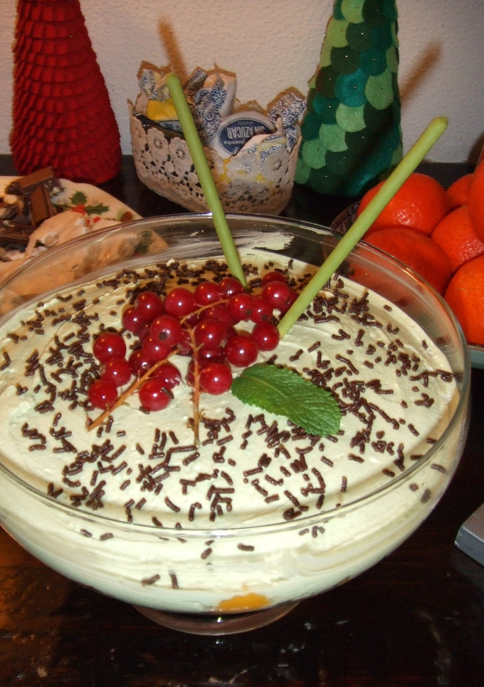 Una foto de Postre navideño con bizcochos de frambuesa y crema de mascarpone con té verde Matcha