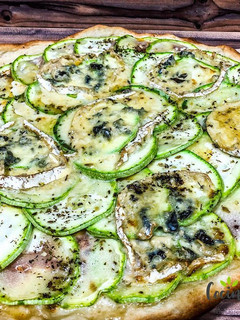 Una foto de Pizza casera de calabacín y queso azul