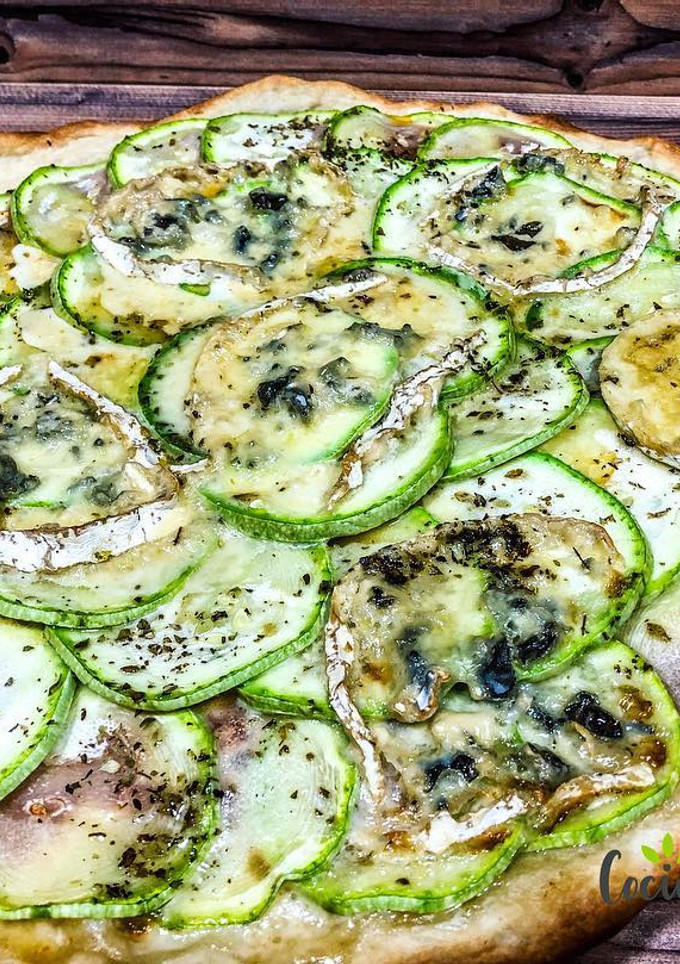 Una foto de Pizza casera de calabacín y queso azul