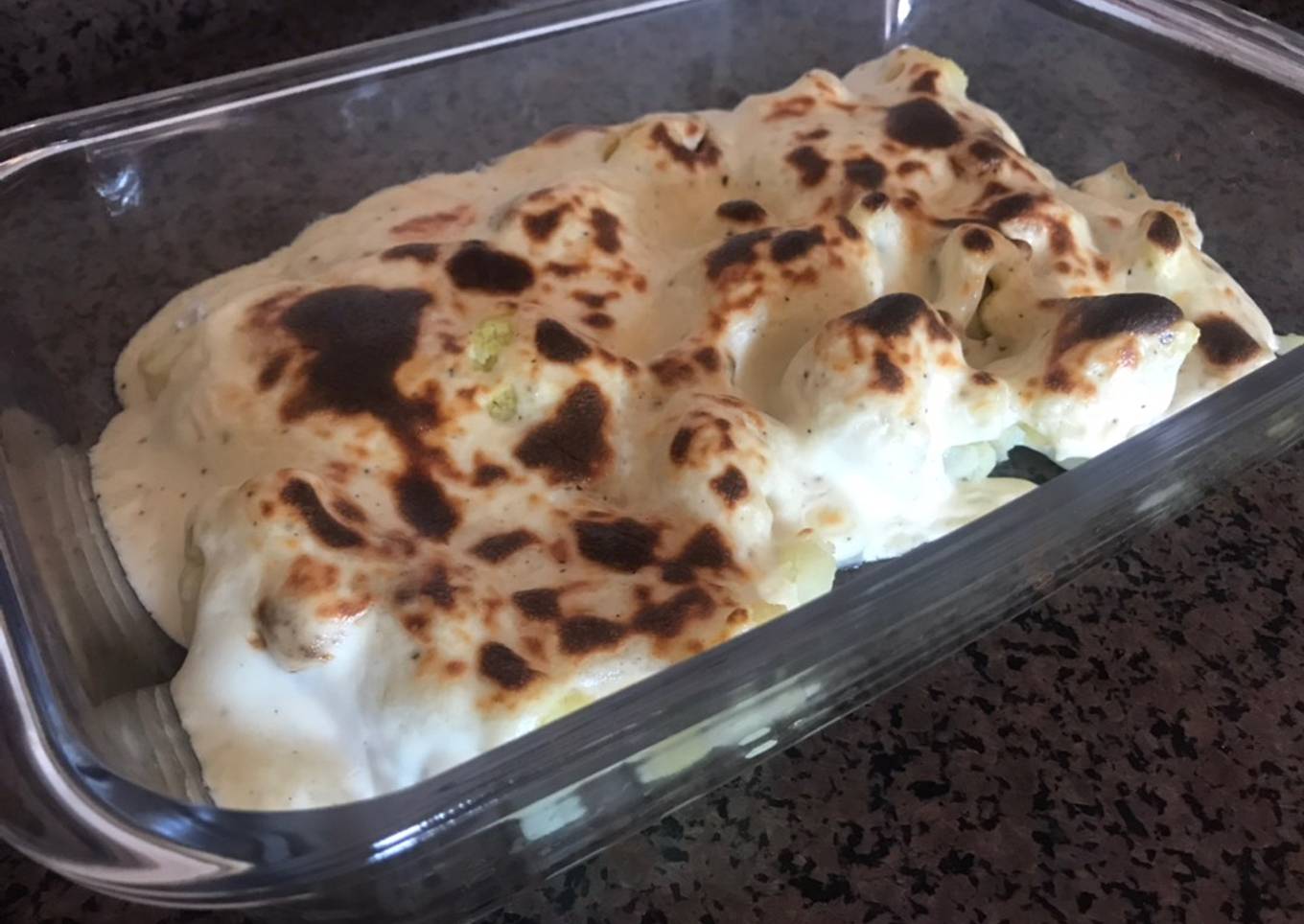 Coliflor con queso y tocineta (compatible con dieta keto)