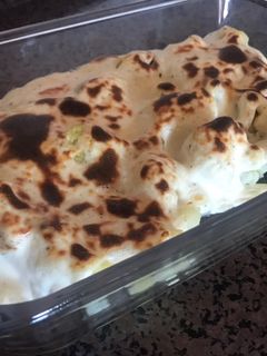 Una foto de Coliflor con queso y tocineta (compatible con dieta keto)