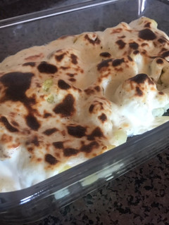 Una foto de Coliflor con queso y tocineta (compatible con dieta keto)