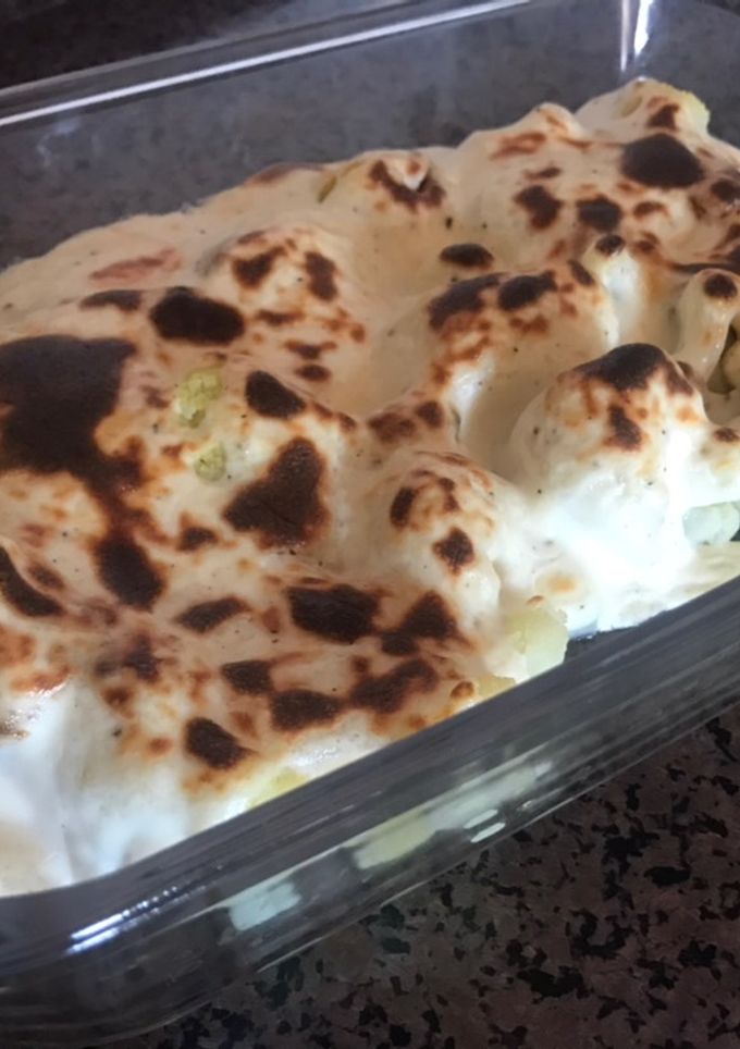 Una foto de Coliflor con queso y tocineta (compatible con dieta keto)