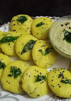 A picture of Instant suji dhokla in idli shape.