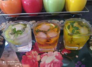 صورة لوصفة مشروب الموهيتو المنعش بقطع الليمون بعدة نكهات 😋😋🌿🍋🍓🍊