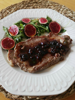 Una foto de Chuleta de aguja con salsa de higos chumbos