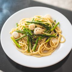 A picture of Pasta with wild asparagus and scallops.