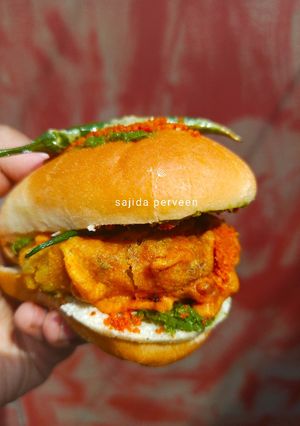 A picture of Vada Pav /aloo chop burger.