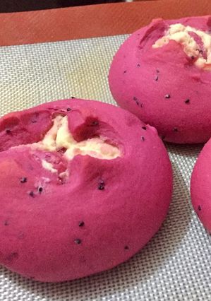 Foto resep Red Dragon Fruit Bun - Banh Mi Thanh Long Nui