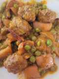 Albóndigas guisadas con calamares y verduras de Marisa Marcos Ortega