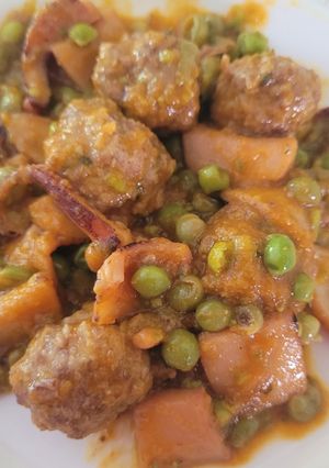 Una foto de Albóndigas guisadas con calamares y verduras de Marisa Marcos Ortega