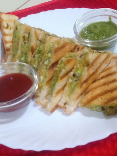 ગ્રીલ સેન્ડવિચ(Grill Sandwich Recipe in Gujarati) રેસીપી મુખ્ય ફોટો