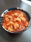 Sop merah topping gorengan udang