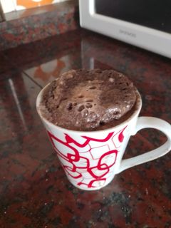 Una foto de Brownie en taza de oreo en microondas