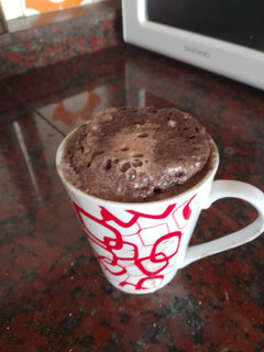 Una foto de Brownie en taza de oreo en microondas