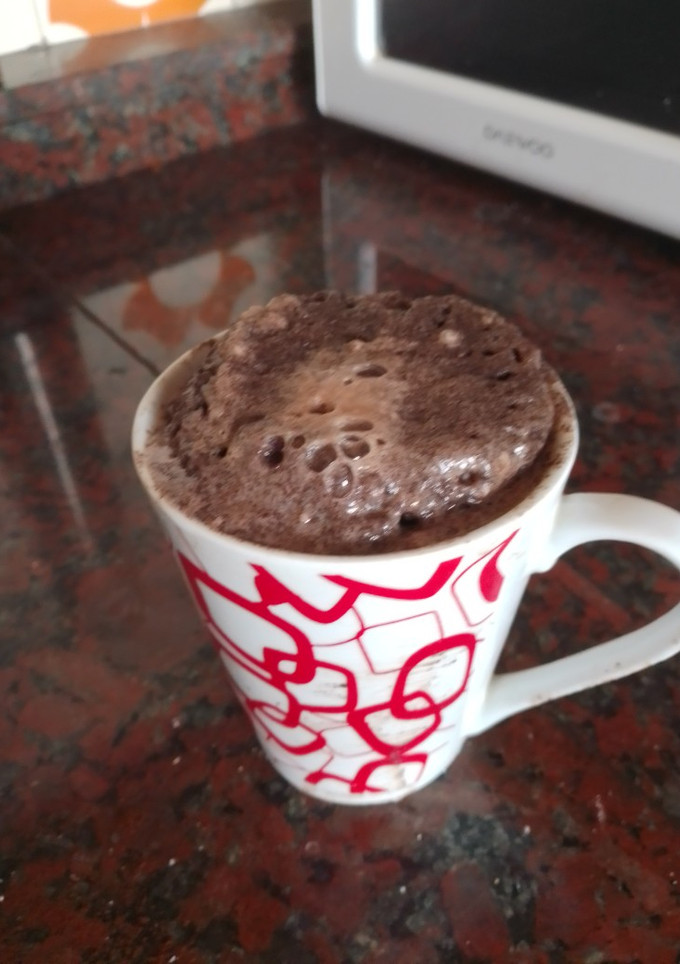 Una foto de Brownie en taza de oreo en microondas
