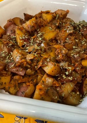 Une photo de Pommes de terre,carotte et tomate à la bisque de homard