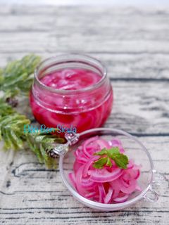 Hình của món Hành Tây Tím Ngâm Chua.