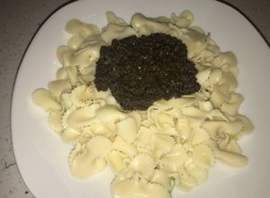Una foto de Fideos con tapenade