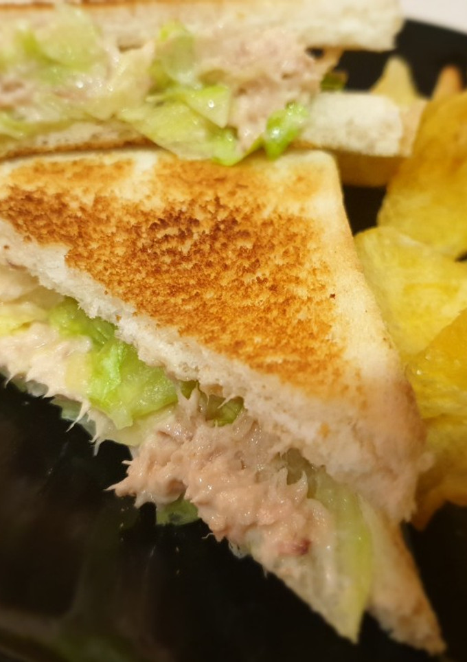 Una foto de Sándwich vegetal de atún