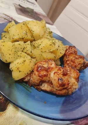 Sajtos-Cayanne borsos ananászos csirke petrezselymes krumplival recept fotója