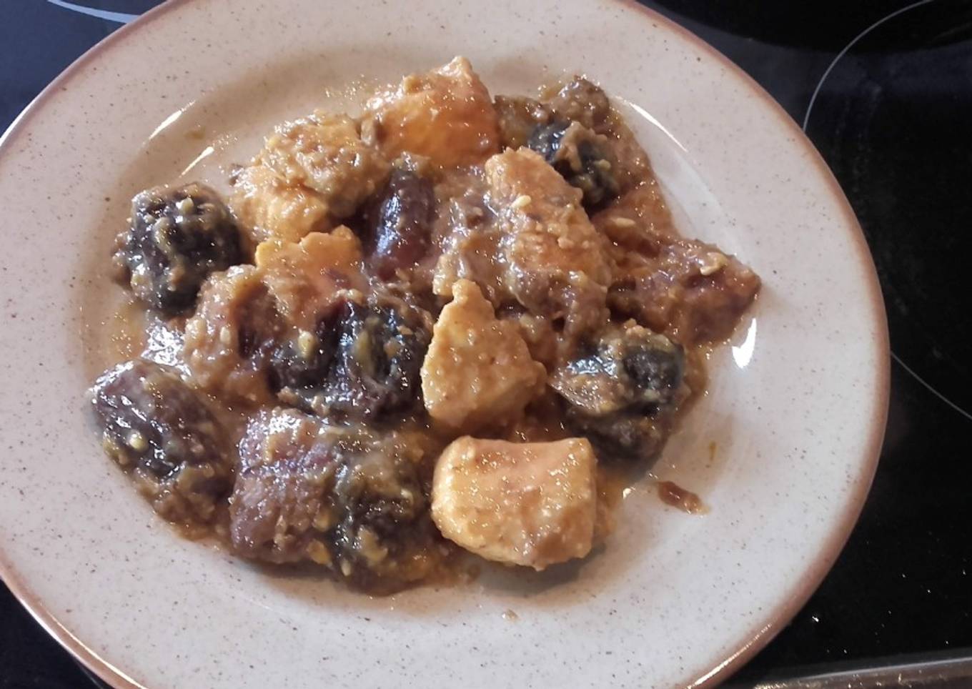 Pollo con salsa de almendra, ciruelas, y dátiles