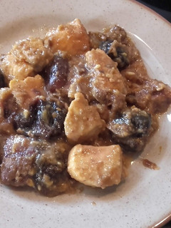 Una foto de Pollo con salsa de almendra, ciruelas, y dátiles