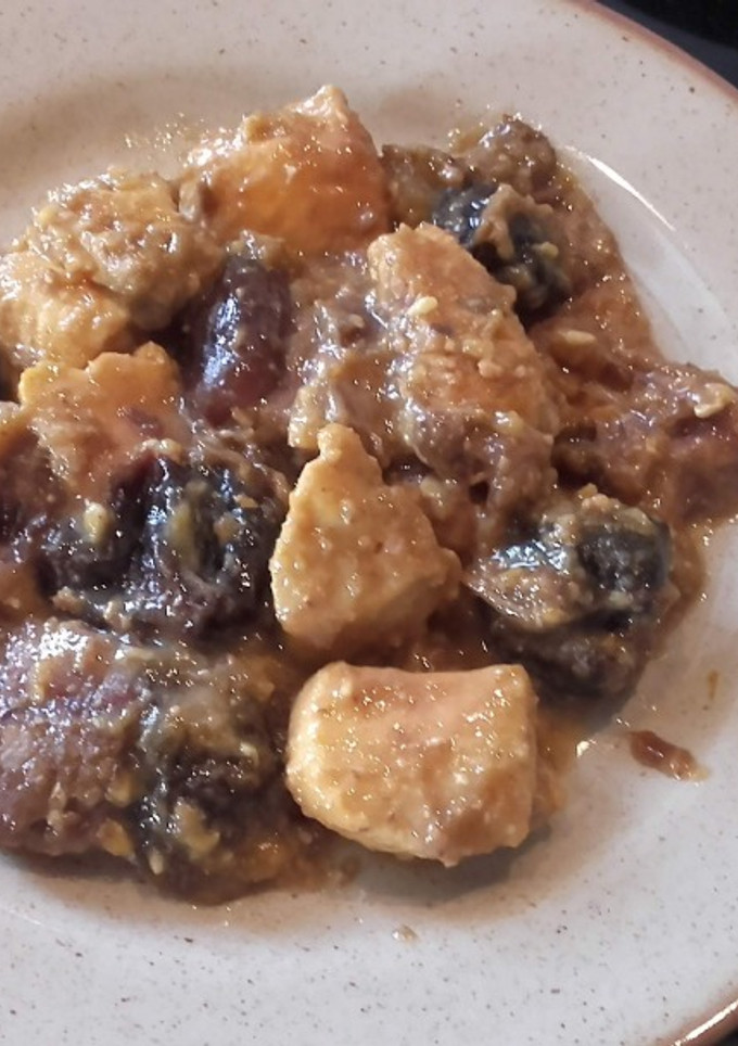 Una foto de Pollo con salsa de almendra, ciruelas, y dátiles