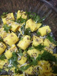 A picture of Khandvi.