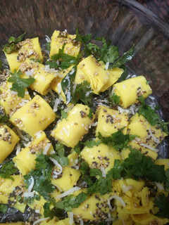 A picture of Khandvi.