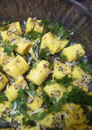 A picture of Khandvi.