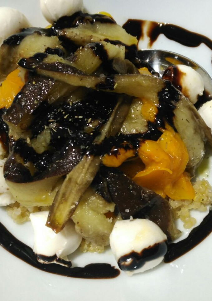 Una foto de Ensalada templada de verduras asadas y quinoa
