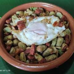 Una foto de Habas con chorizo y huevo frito en 25 minutos