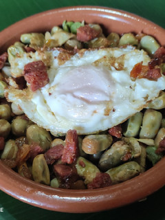 Una foto de Habas con chorizo y huevo frito en 25 minutos