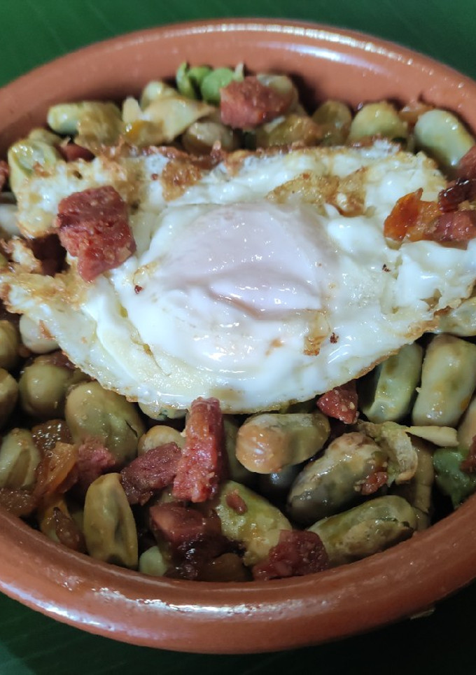 Una foto de Habas con chorizo y huevo frito en 25 minutos
