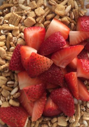 A picture of Kefir, Go Lean Cereal, Strawberries.