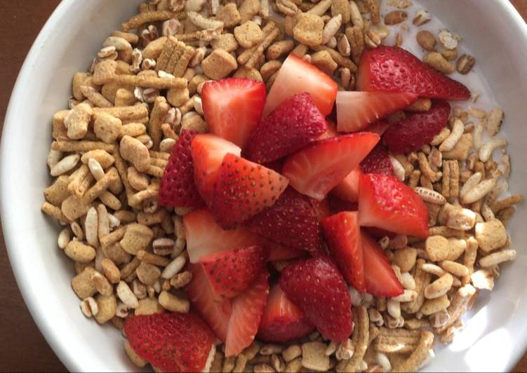 Easiest Way to Make Super Quick Homemade Kefir, Go Lean Cereal, Strawberries