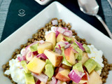 Ensalada de lentejas con manzana y queso cottage a la hierbabuena