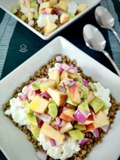 Una foto de Ensalada de lentejas con manzana y queso cottage a la hierbabuena