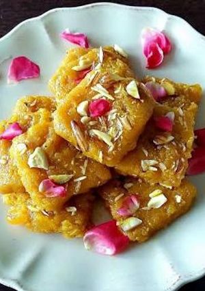 A picture of Mango coconut besan burfi.
