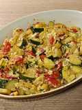 Huevos rotos con calabacín y pimiento