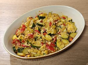 Foto principal de Huevos rotos con calabacín y pimiento